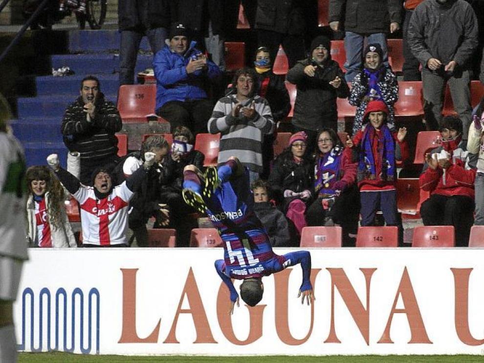 Gilvan realiza una voltereta espectacular tras conseguir el primer gol para el Huesca en la tarde de ayer.