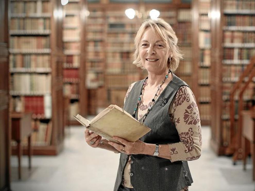 Soledad Puértolas, en la biblioteca de la Real Academia.