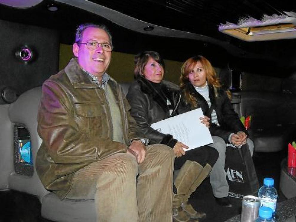 Visitantes en el interior de una de las limusinas Hammer de casi 11 metros, con artículos de lujo.