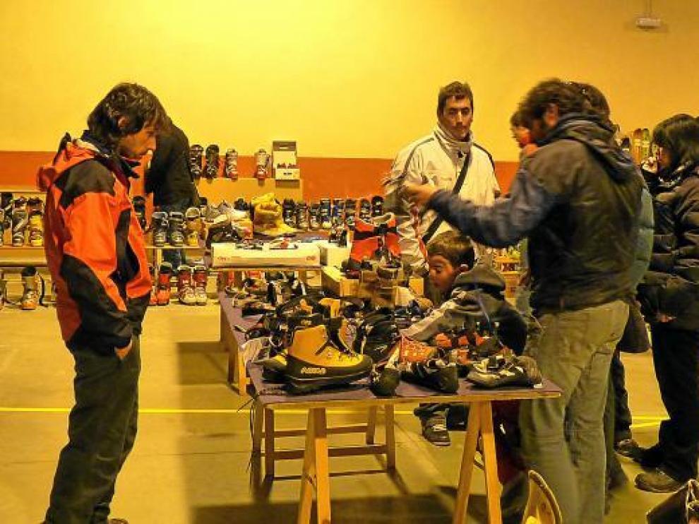 El público puede encontrar verdaderas gangas en botas, cazadoras, esquíes o gafas de sol.