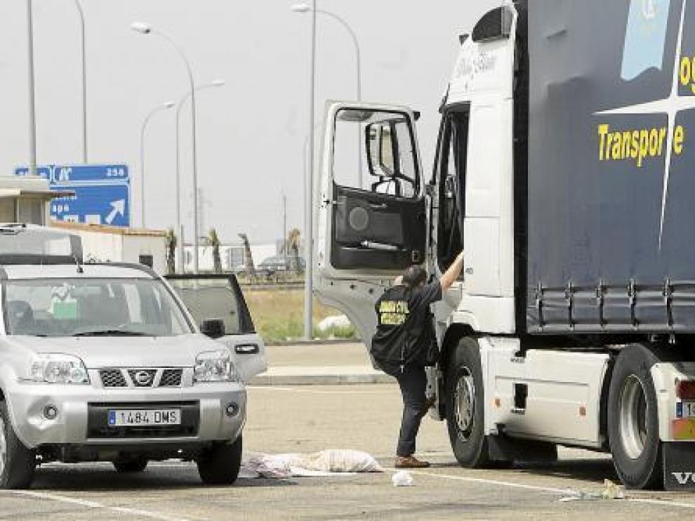 La Guardia Civil recogió muestras de todo tipo en la cabina del camión.