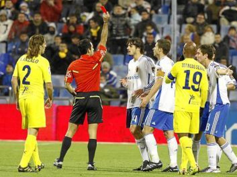 El árbitro expulsa a Contini en el minuto 63.
