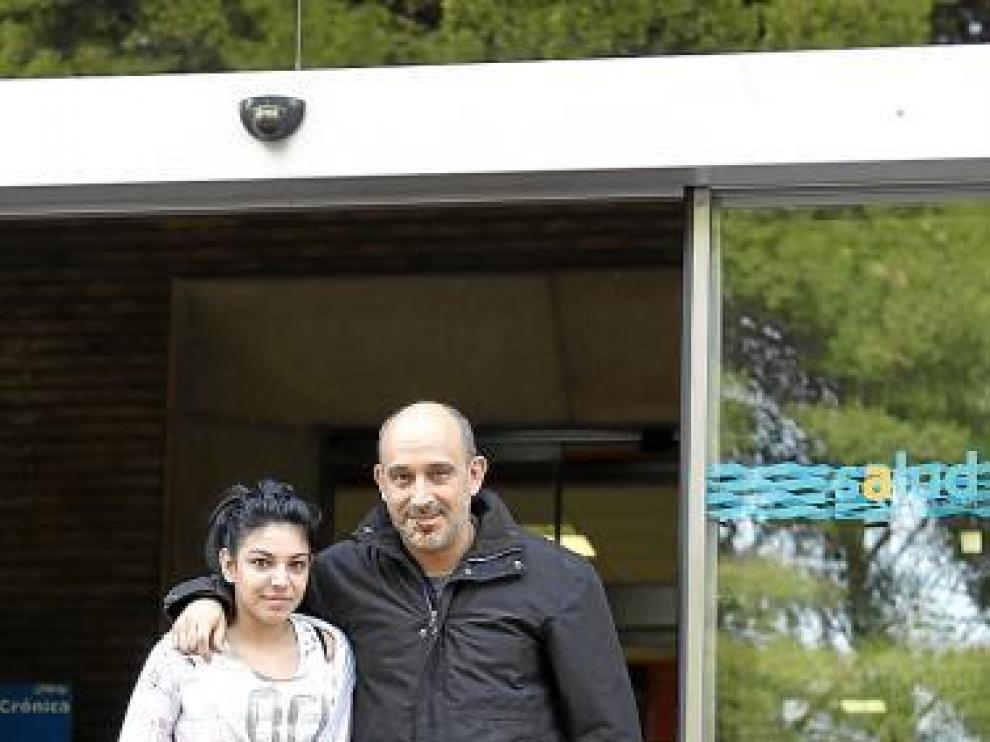 José Manuel Viñuales, con su hija Bea, sale del hospital.