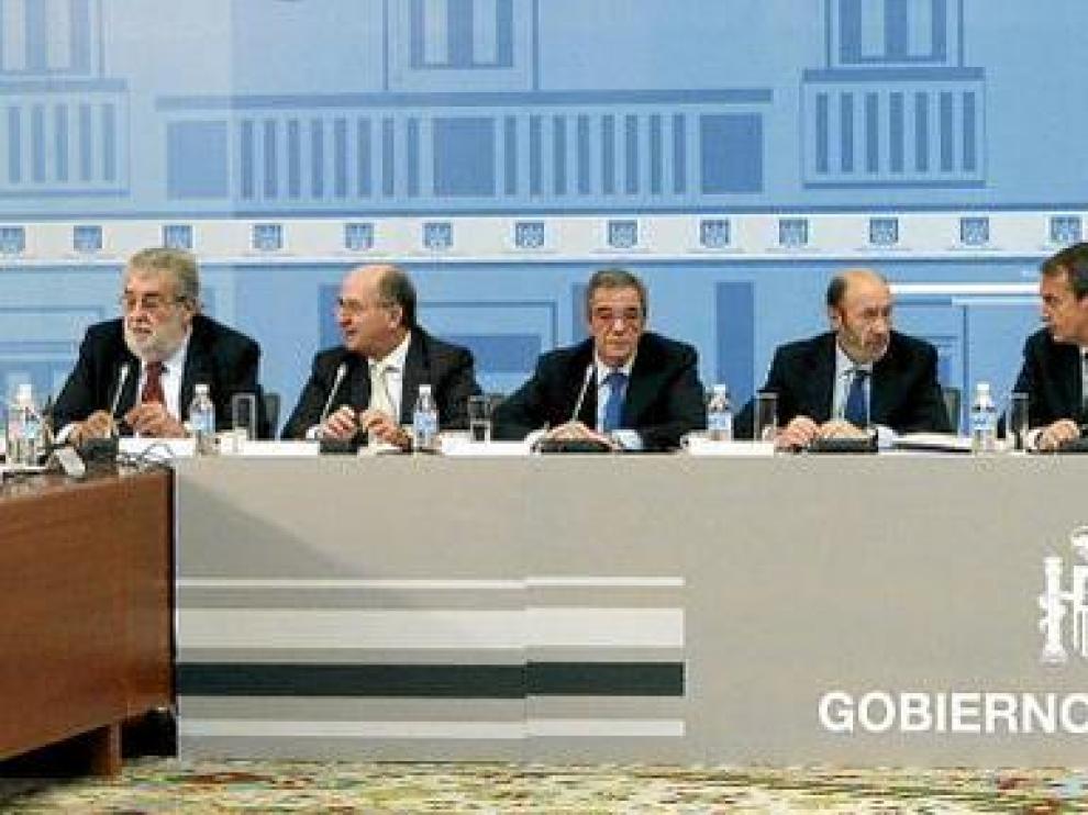 Desde la izquierda, Lara (Planeta), Brufau (Repsol), Alierta (Telefónica), Rubalcaba, Rodríguez Zapatero, Salgado, Botín (Santander), García Sanz (Anfac) y Prado (Endesa).