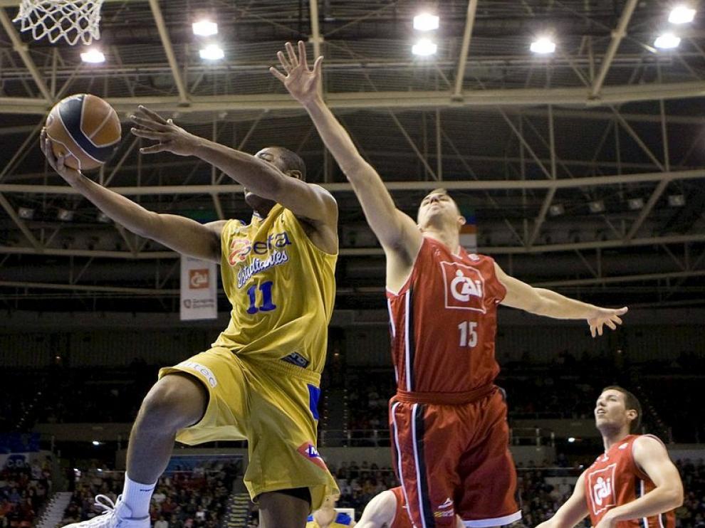 Jayson Granger (i), entra a canasta ante Adam Chubb.