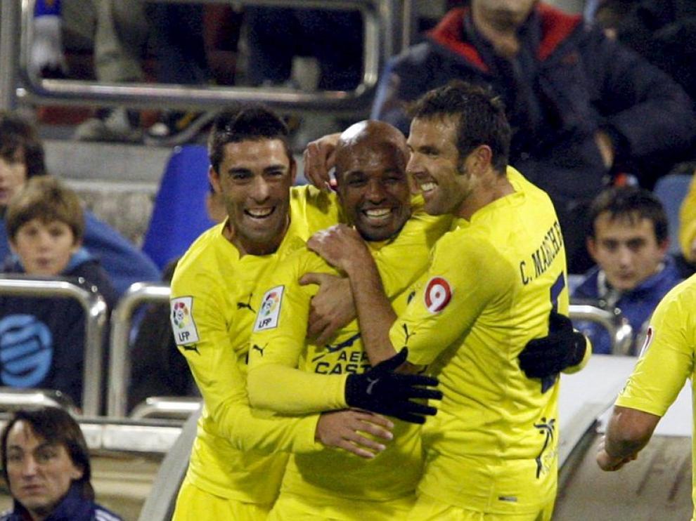 Los jugadores del Villarreal celebran uno de los goles.