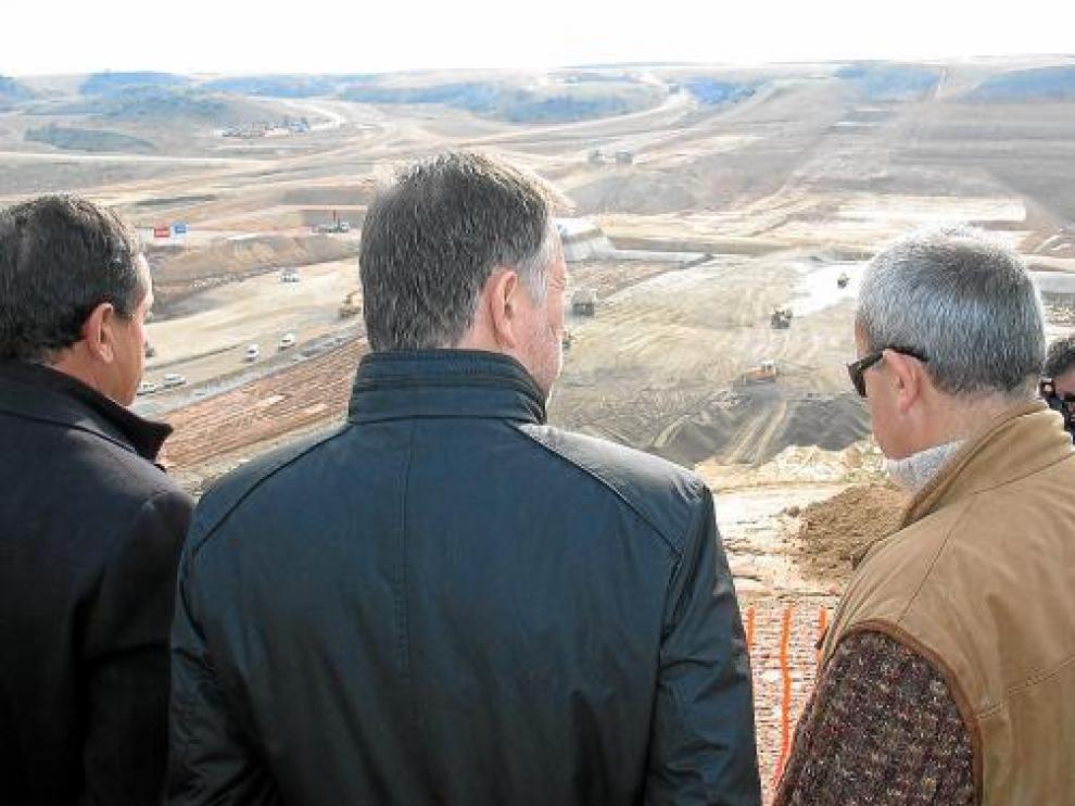 Josep Puxeu, a la izquierda, y Marcelino Iglesias visitaron las obras del embalse de San Salvador.