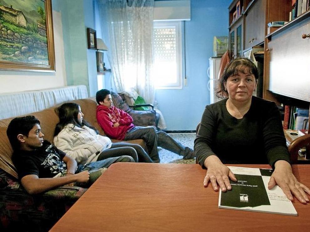 Neli Vivas, una inmigrante ecuatoriana de 47 años, en el piso de alquiler de Las Fuentes donde vive ahora con sus cuatro hijos.