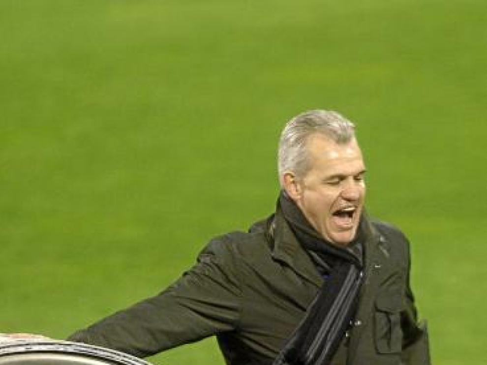 Aguirre golpea el banquillo tras un fallo de su equipo.