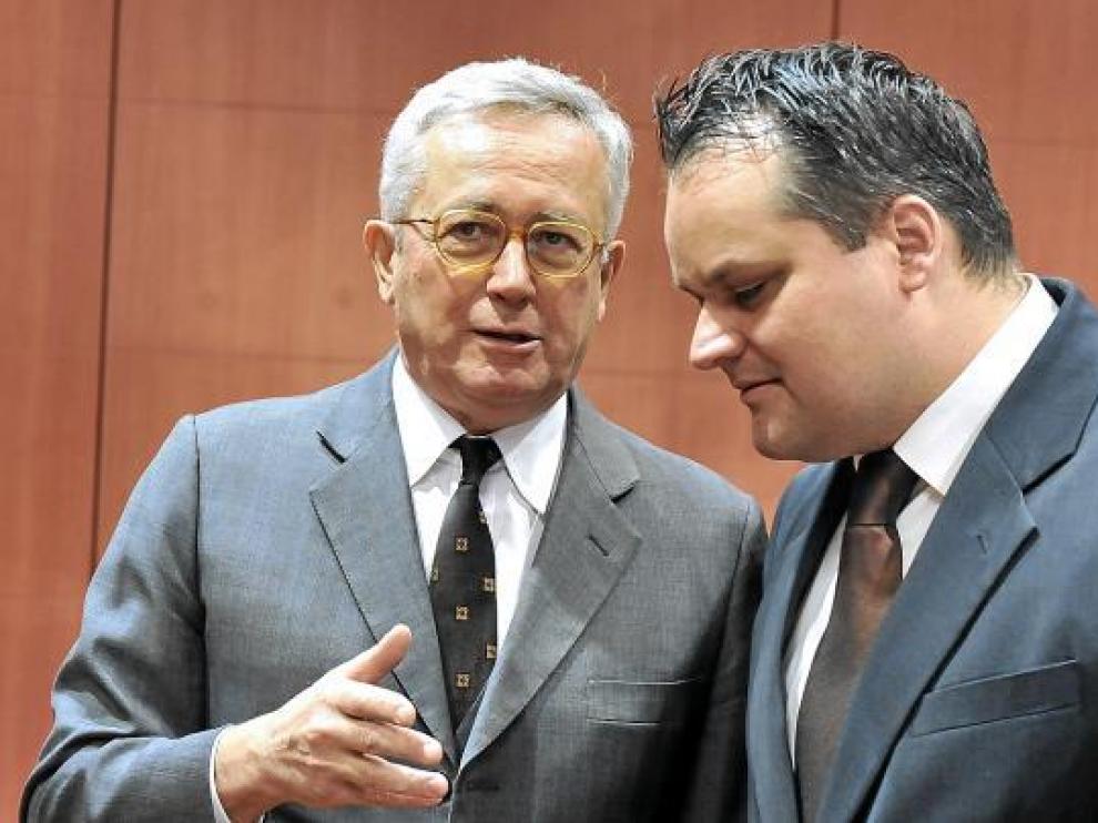 El ministro holandés de Finanzas, Jan Keens de Jager (derecha), y el italiano, Giulio Tremonti.