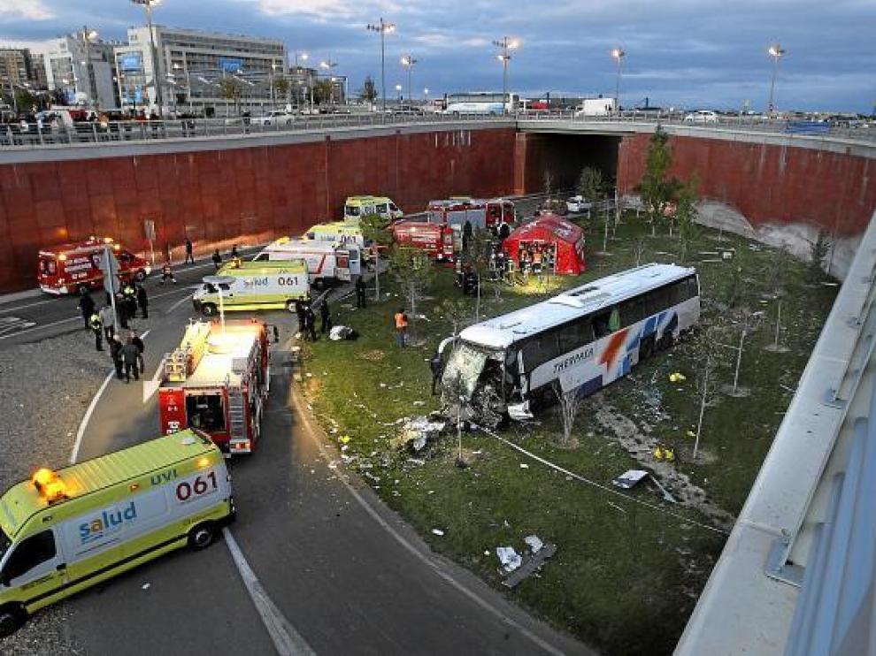Los equipos de emergencias de la ciudad se desplegaron rápidamente en el lugar del accidente.
