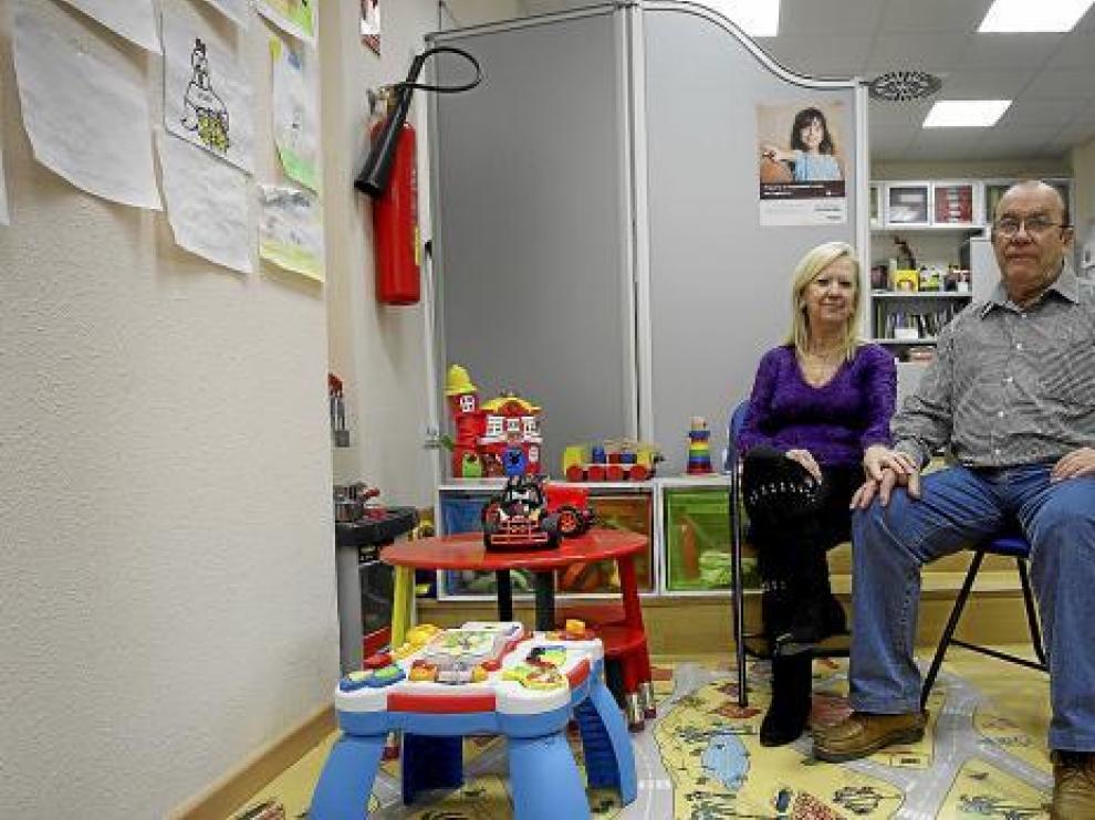 Rosa Martín y Joaquín Fernández en la sede de la asociación de acogimientos de Aragón.