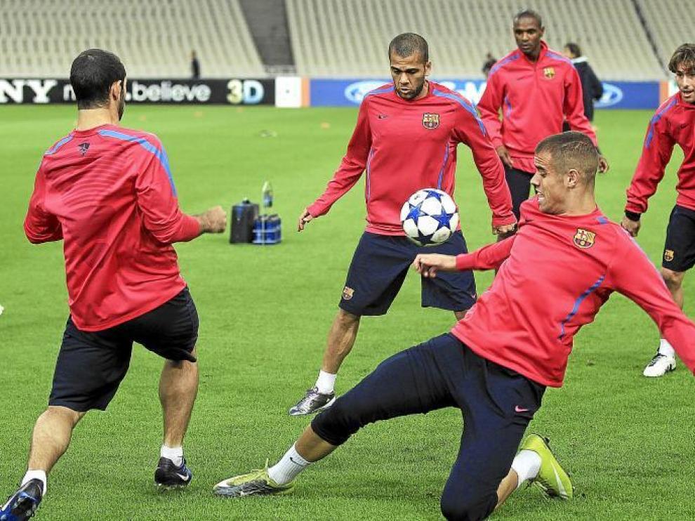 Los jugadores del Barcelona tocan balón durante un entrenamiento de la semana pasada.