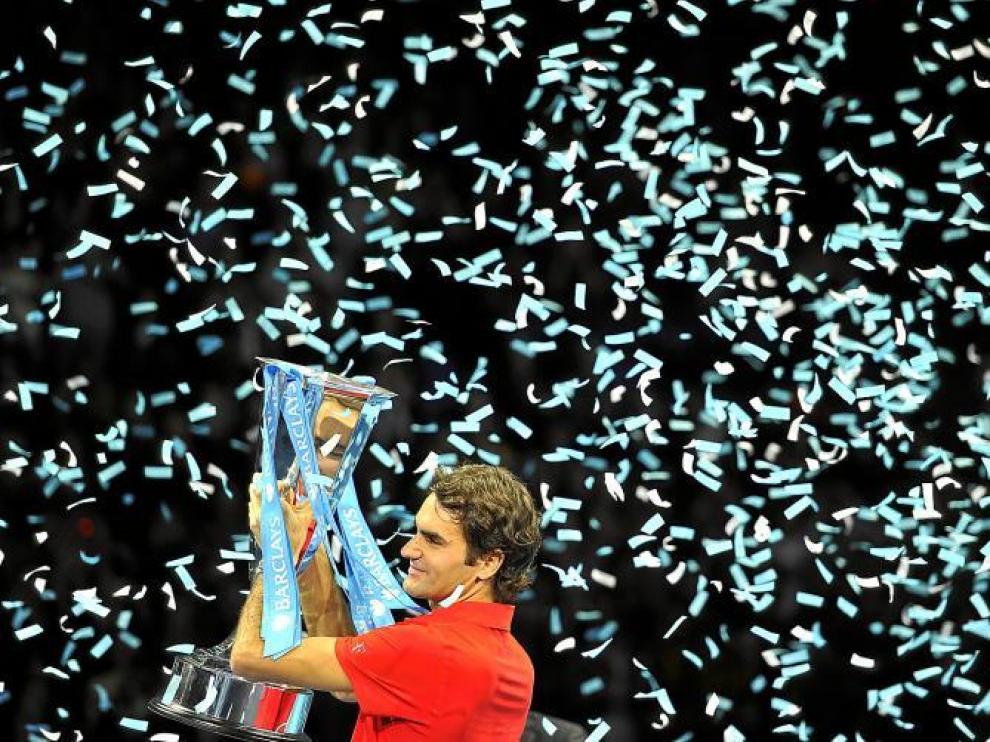 Roger Federer levanta el trofeo que le acredita como campeón de la Copa Masters.