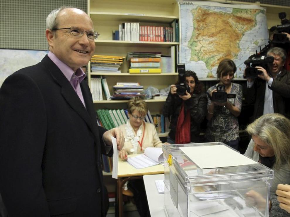 José Montilla (PSC) acude a votar en una escuela de Sant Just Desvern (Barcelona).