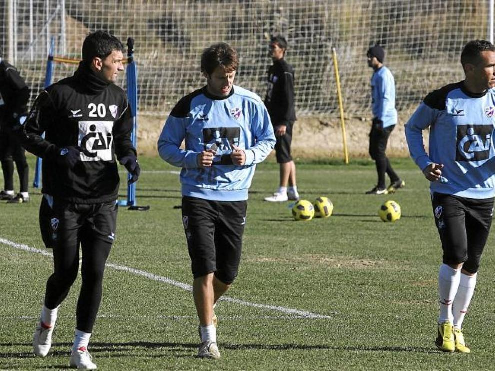 Gilvan, a la derecha de la imagen, durante el entrenamiento celebrado ayer en el Instituto Montearagón.