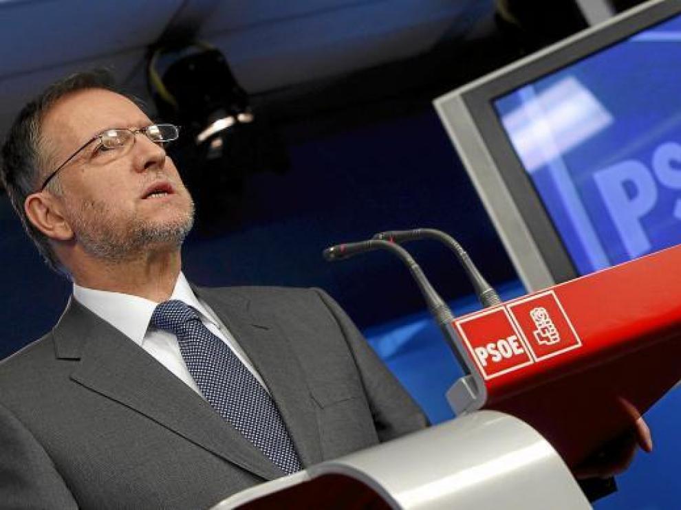 El secretario de Organización del PSOE, Marcelino Iglesias, durante su comparecencia de ayer.