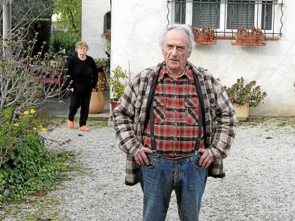 Pierre Le Guennec, junto a su esposa, ante su domicilio en Mouans-Sartoux, sureste francés.