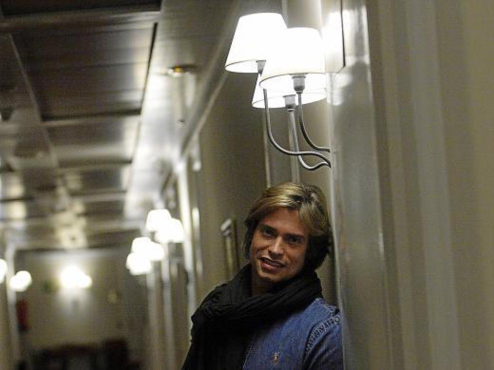 Carlos Baute, en una pose muy Barton Fink, ayer en el NH Gran Hotel de Zaragoza.