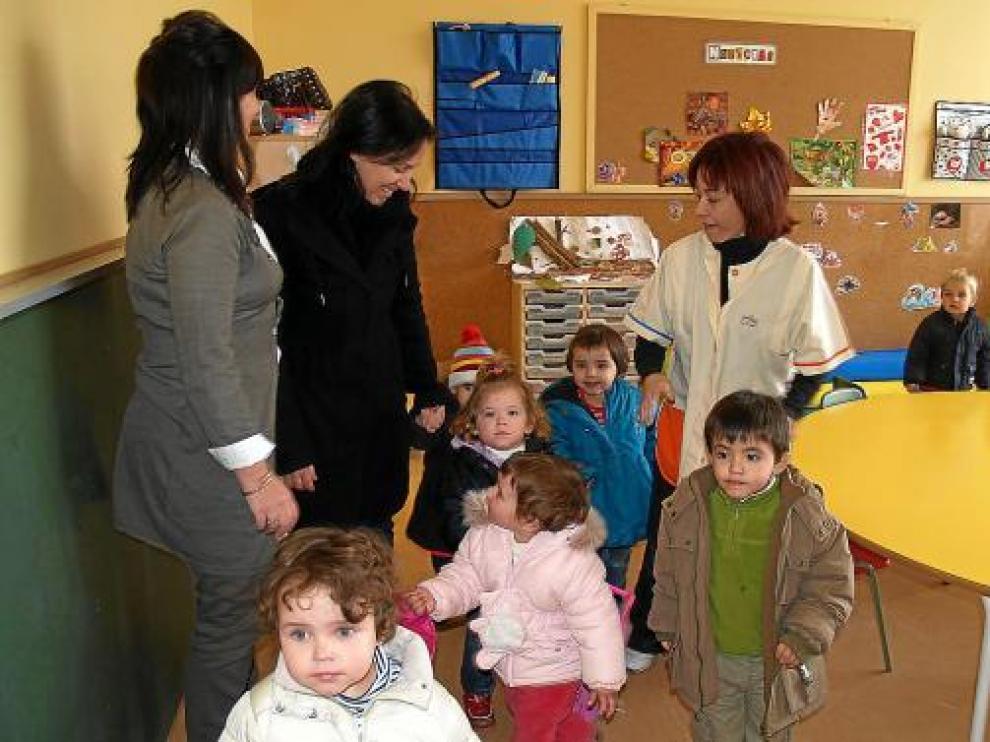 Los niños estrenaron ayer el edificio de la escuela infantil comarcal de Sariñena.