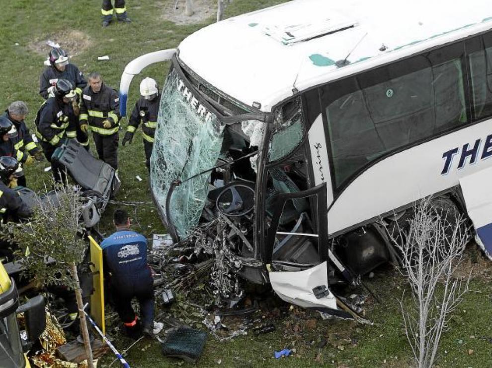 El autocar siniestrado, que se dirigía al barrio de La Almozara, sufrió los mayores daños en la parte delantera.