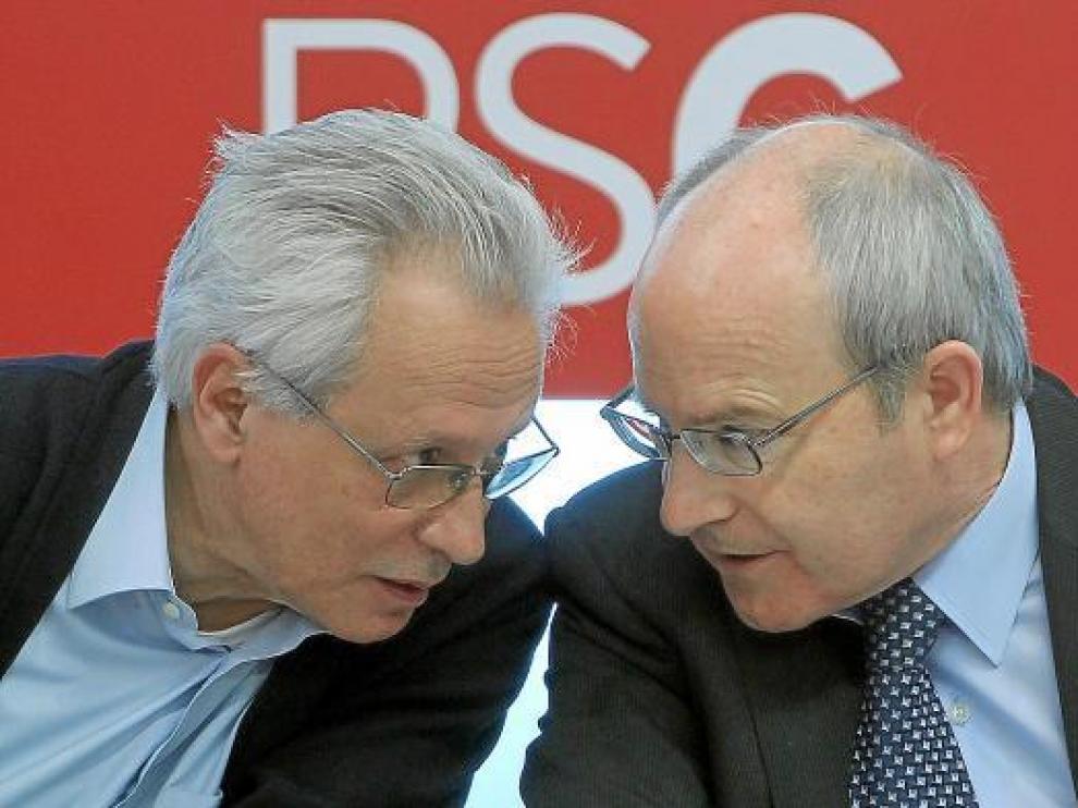 José Montilla conversa con su compañero de partido Isidre Molas ayer en la Ejecutiva del PSC.
