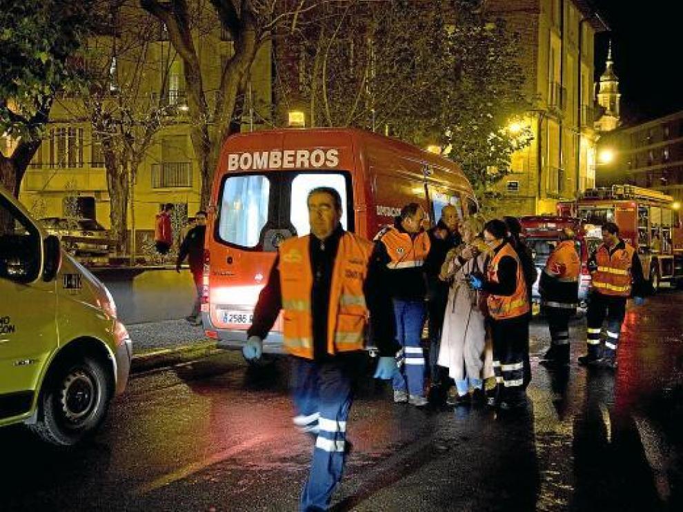Mercedes M., de 77 años y cuñada de la fallecida, después de ser evacuada del inmueble.