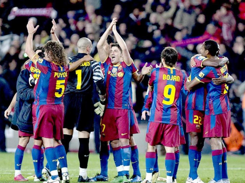 Los futbolistas del Barcelona celebran la goleada al Real Madrid, nada más finalizar el encuentro de ayer en el Camp Nou.