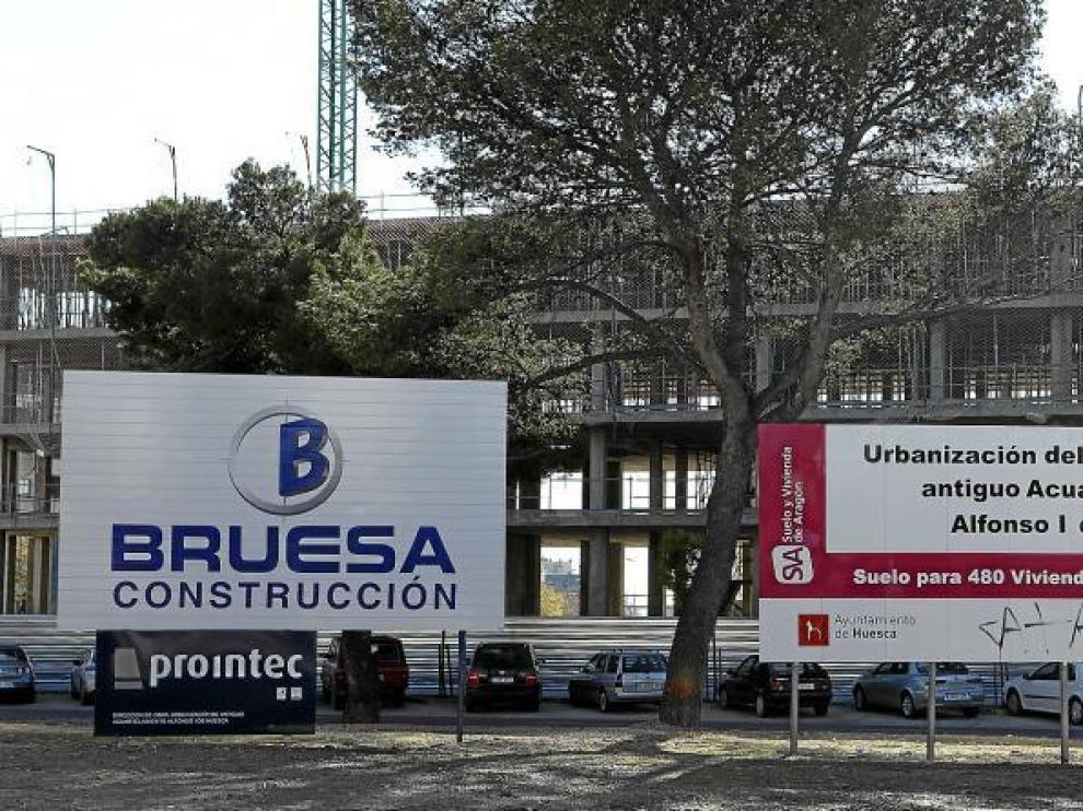 Tras los carteles, la obra de la promoción de Bruesa de 117 viviendas de protección en el suelo del antiguo cuartel de Artillería.