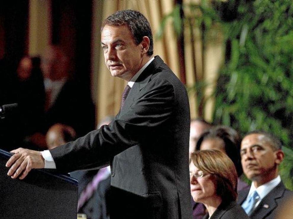 Obama escucha a Zapatero durante el Desayuno Nacional de Oración, en febrero en Washington.