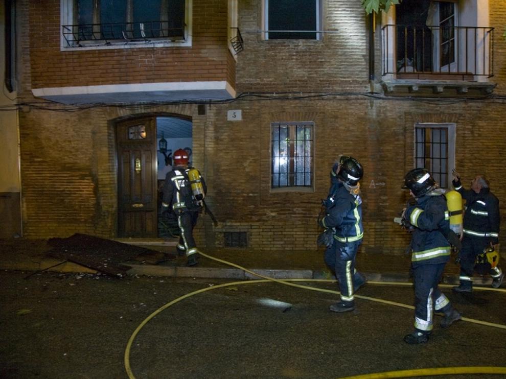 Los bomberos operan en el lugar de las llamas