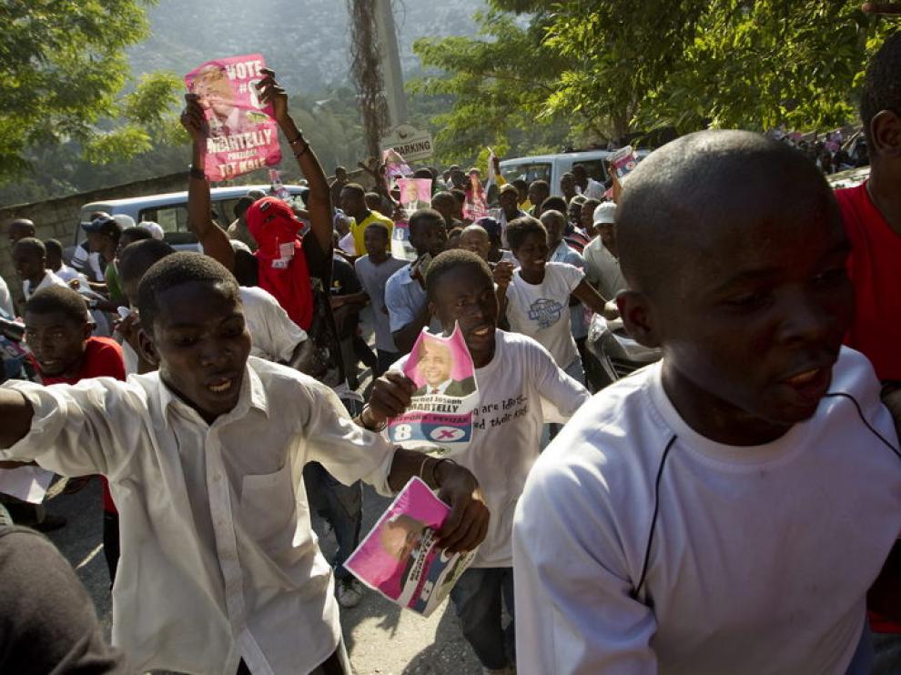 Ciudadanos haitianos, en una manifestación callejera