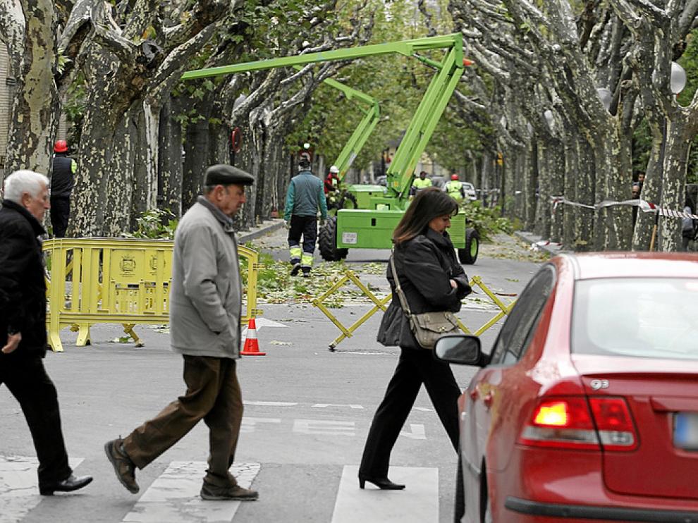La calle del Parque se cortó ayer entre San Jorge y Valentín Carderera.
