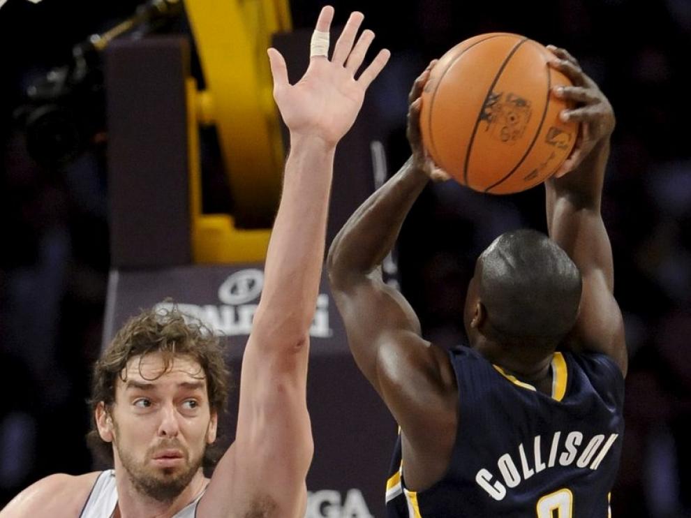 Darren Collison machaca ante la defensa de Pau Gasol