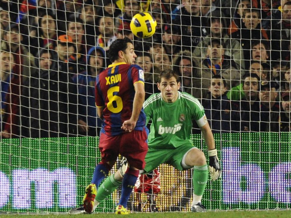 Xavi recibió de espaldas y marcó el segundo golc ontra el Madrid.