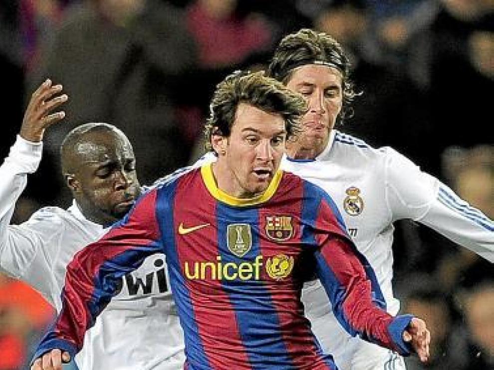 Messi intenta irse de Diarra y Ramos.