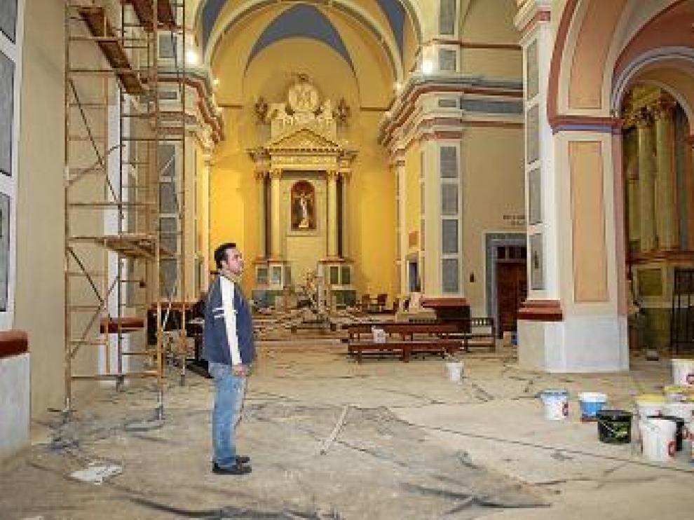 El alcalde repasa los últimos detalles de la pintura.