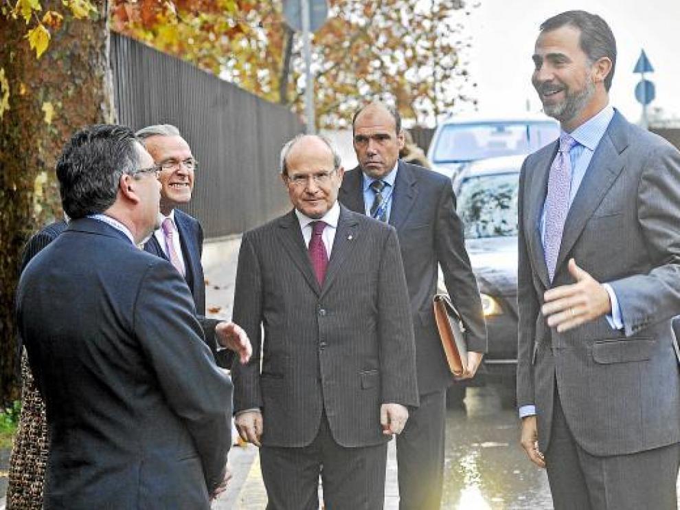 Montilla, en el centro, con el príncipe Felipe en un encuentro de directivos ayer en Gerona.