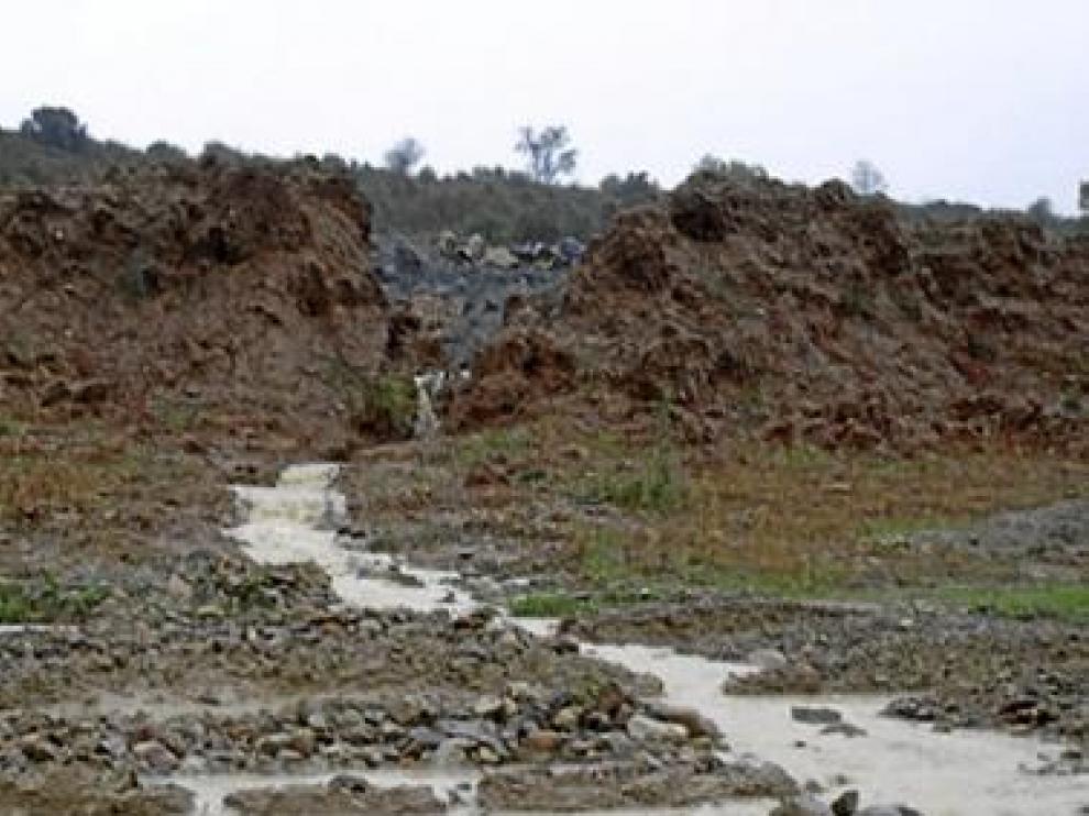El agua atraviesa los caminos, dejándolos impracticables.