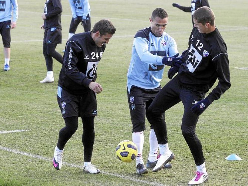 Gilvan pugna con Lukic en el entrenamiento de ayer, ante la mirada de Marco Navas.