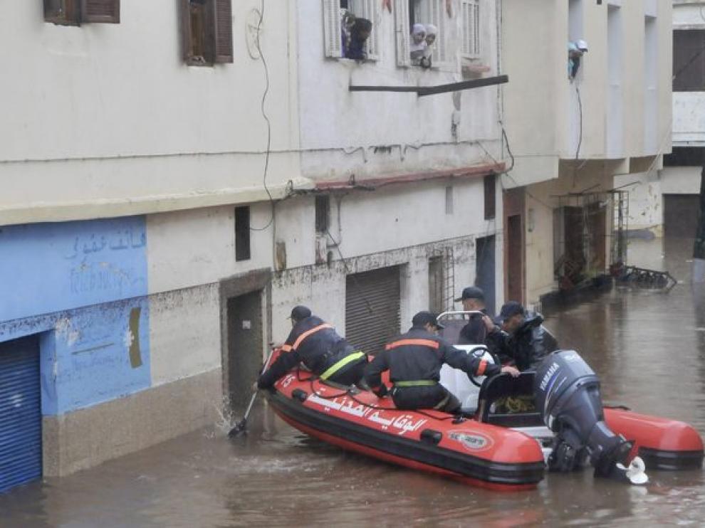 Operación de rescate en una inundación en Casablanca.