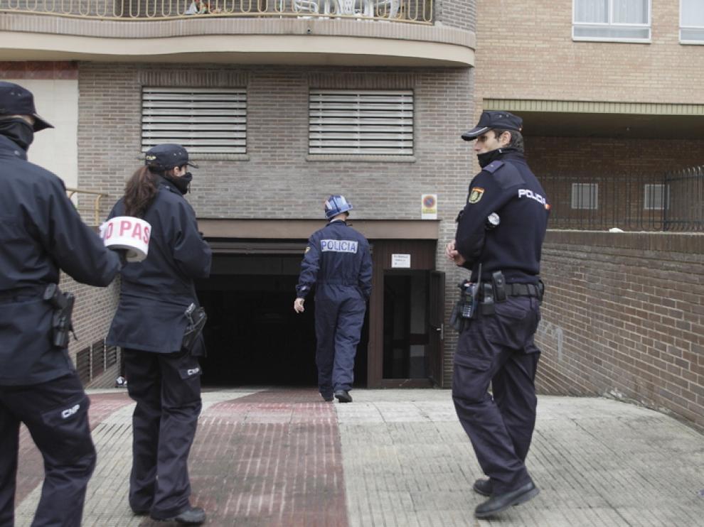 Agentes de Policía en el garaje donde se originó el fuego
