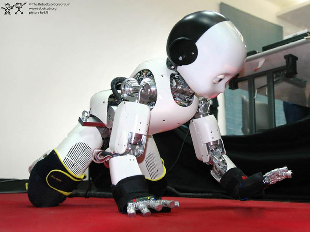 El robot iCub, gateando