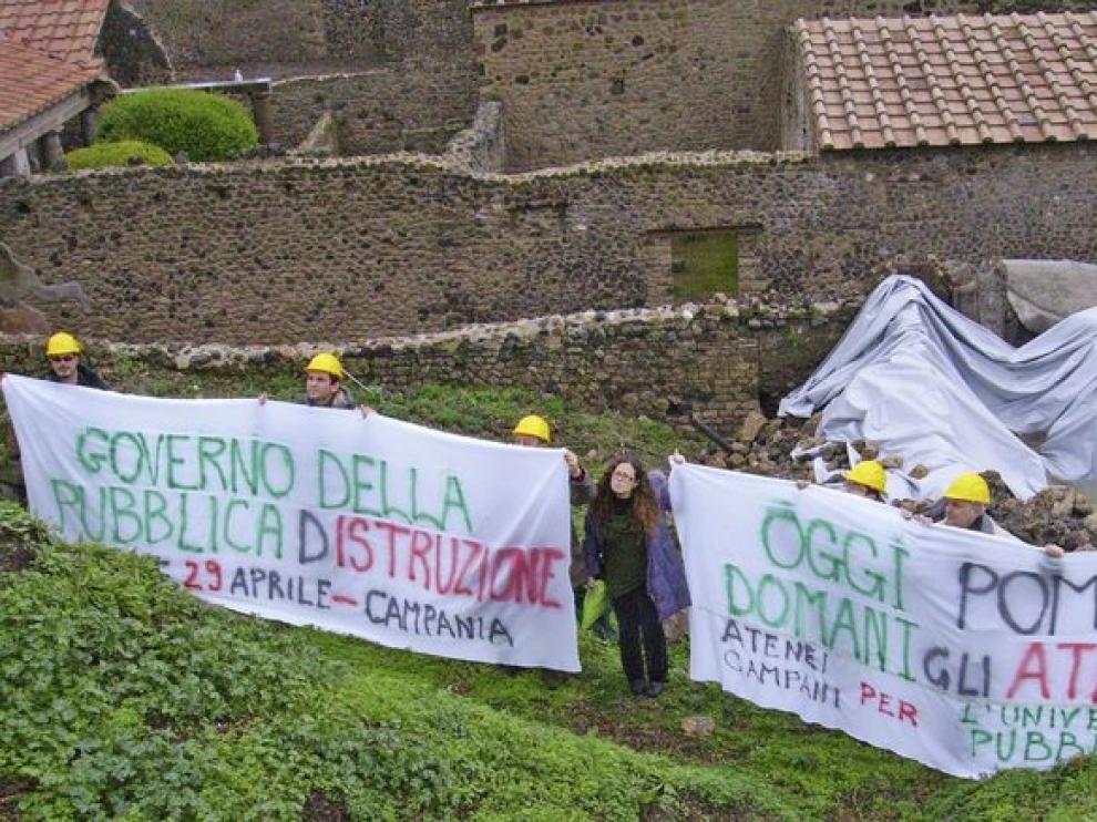 Varios activistas protestan por la dejadez del gobierno italiano para conservar el área arqueológica de Pompeya