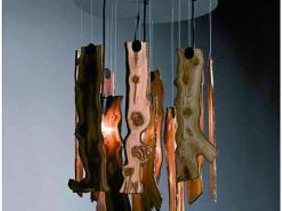 'Tree', cuerpo de madera y base en acero.