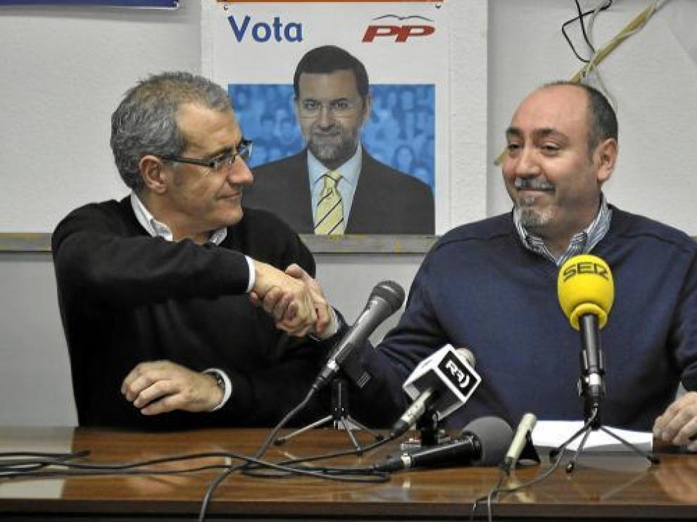 José Luis Moret (izquierda) da la mano a Santiago Escándil, en una rueda de prensa