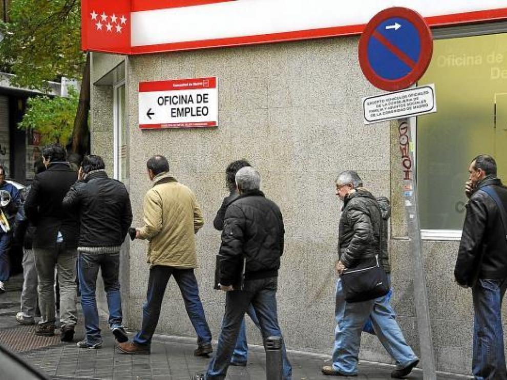 Una fila de parados en una oficina de empleo de Madrid.