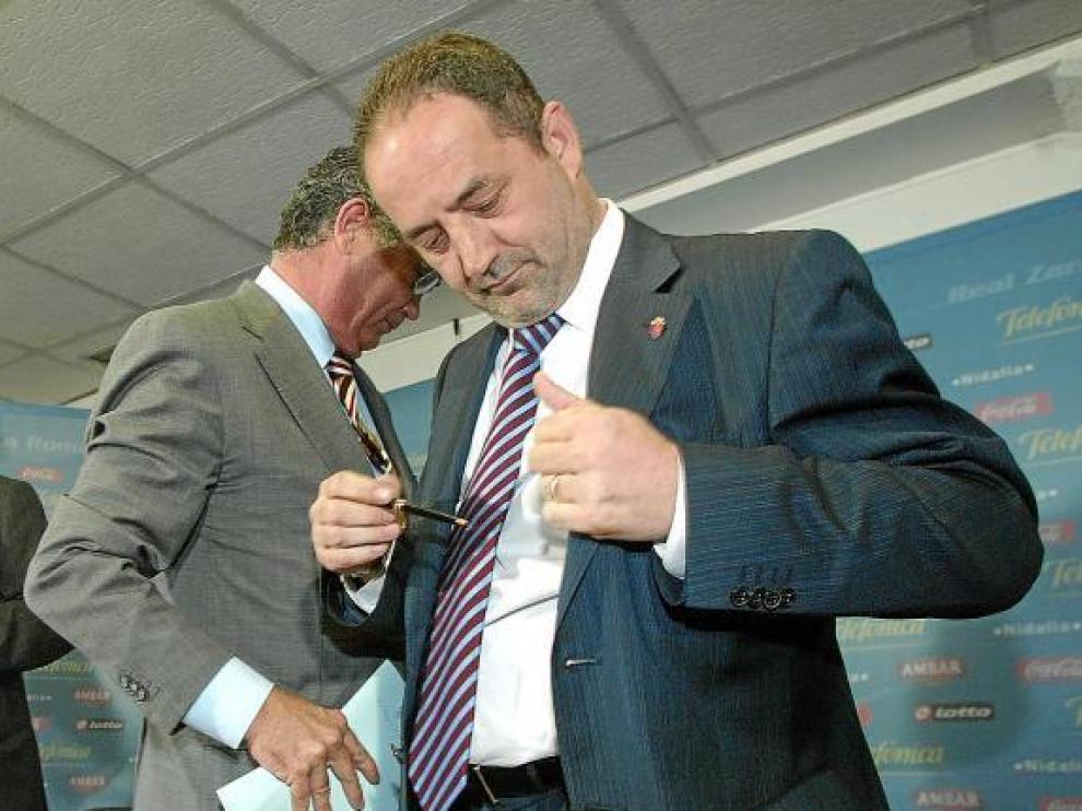 Alfonso Soláns y Agapito Iglesias, tras la firma del acuerdo de compraventa.
