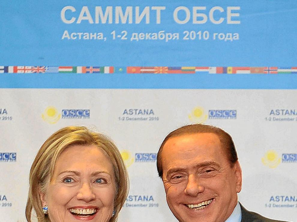 Hillary Clinton junto a Berlusconi.