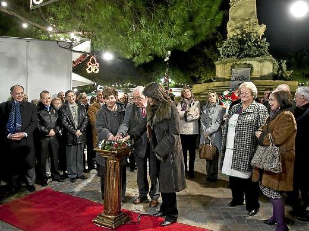 Luisa María Noeno, José Antonio Méndez y Carmen Dueso encendieron las luces.